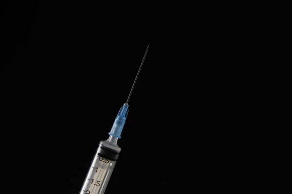 Siyah arkaplanda şırınga