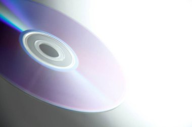 Beyaz arka plan üzerinde sürücü