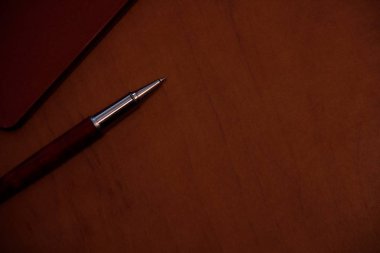 Not defteri ve kalem masaüstü