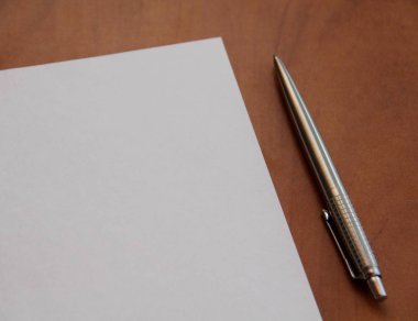 Kağıt ve kalem üstünde okul sırası