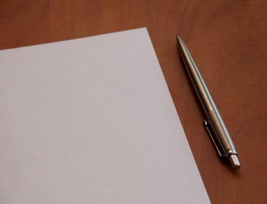 Kağıt ve kalem üstünde okul sırası