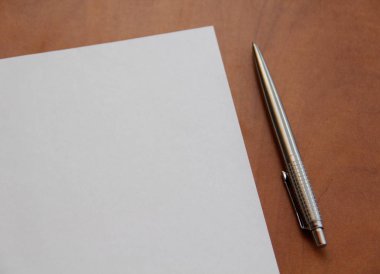 Kağıt ve kalem üstünde okul sırası