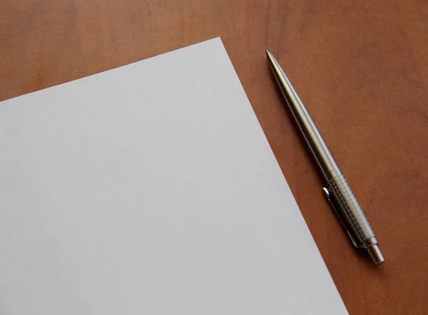 Бумага Ручка Рабочем Столе — стоковое фото