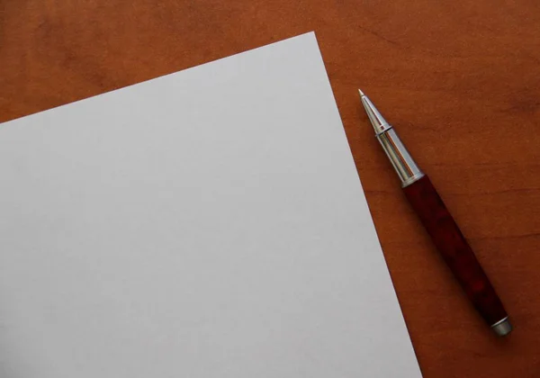 Бумага Ручка Рабочем Столе — стоковое фото