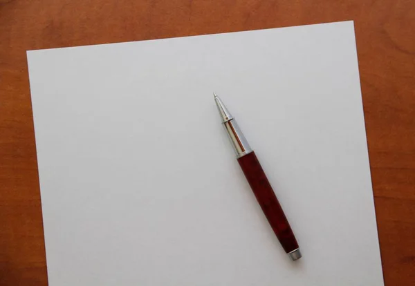 Χαρτί Και Στυλό Στην Επιφάνεια Εργασίας — Φωτογραφία Αρχείου