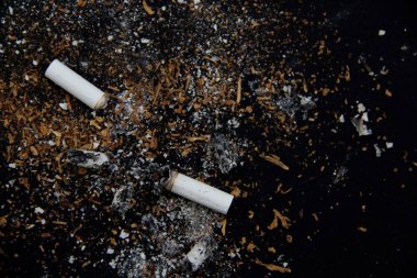 siyah bir zemin üzerine sigara çöp