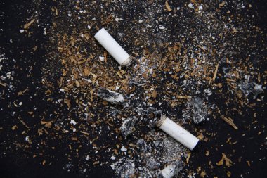 siyah bir zemin üzerine sigara çöp