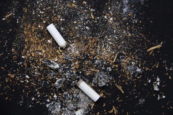 Déchets Cigarette Sur Fond Noir — Photo