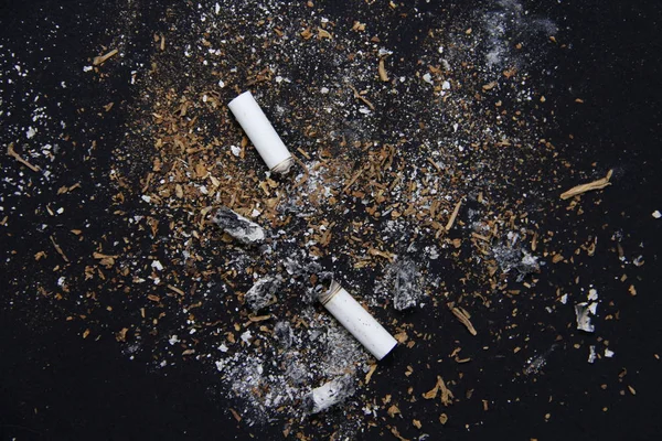 Lixo Cigarro Fundo Preto — Fotografia de Stock
