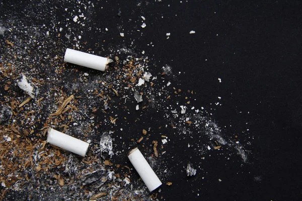 Cigaretta Szemetet Egy Fekete Háttér — Stock Fotó
