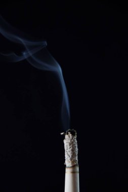 Siyah arka plan üzerine sigara