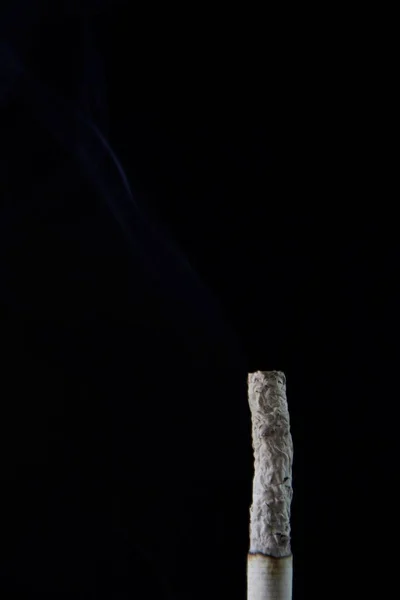 Курите Сигареты Черном Фоне — стоковое фото