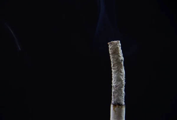 Roken Van Sigaretten Zwarte Achtergrond — Stockfoto