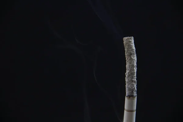 Roken Van Sigaretten Zwarte Achtergrond — Stockfoto