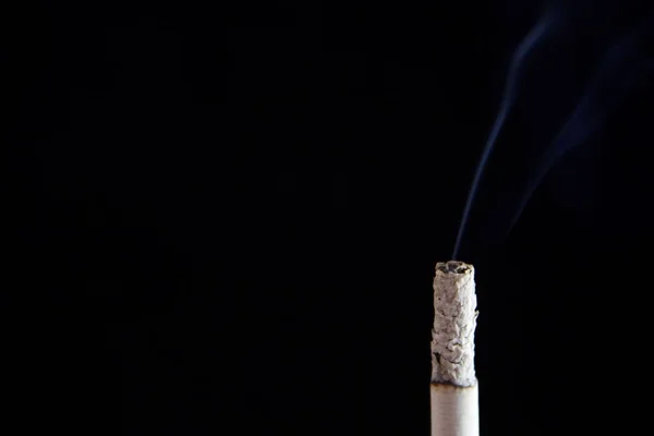 Cigarettázik Fekete Háttér — Stock Fotó