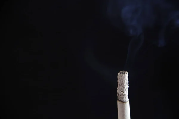 Kouření Cigaret Černém Pozadí — Stock fotografie