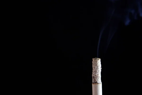 Fumar Cigarros Fundo Preto — Fotografia de Stock