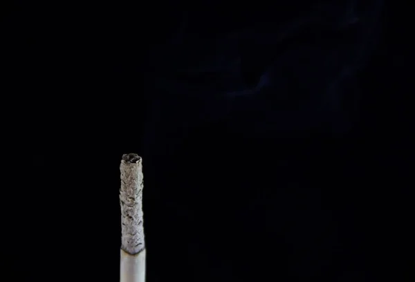 Cigarrillos Humo Sobre Fondo Negro — Foto de Stock