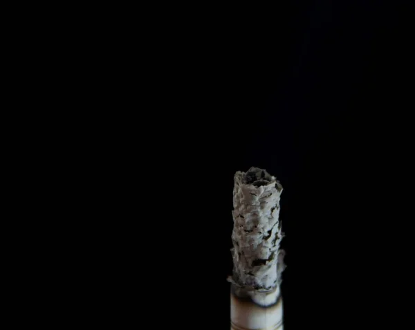 Καπνίζουν Τσιγάρα Μαύρο Φόντο — Φωτογραφία Αρχείου
