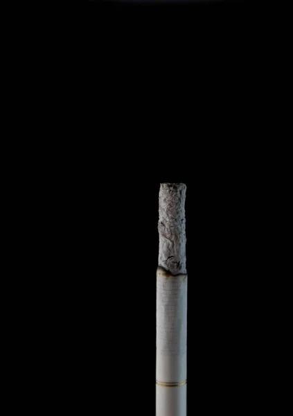 在黑色背景上吸烟 — 图库照片