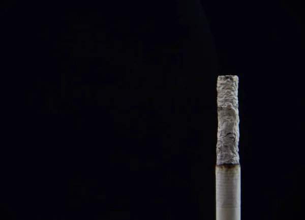在黑色背景上吸烟 — 图库照片