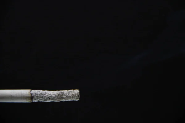 Курите Сигареты Черном Фоне — стоковое фото