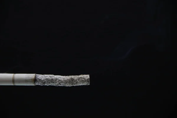 Cigarettázik Fekete Háttér — Stock Fotó