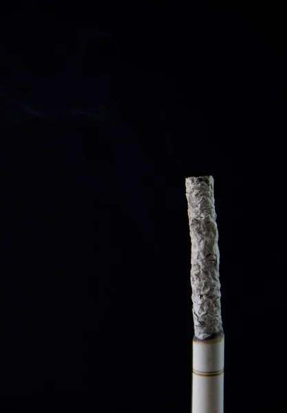 Cigarrillos Humo Sobre Fondo Negro — Foto de Stock