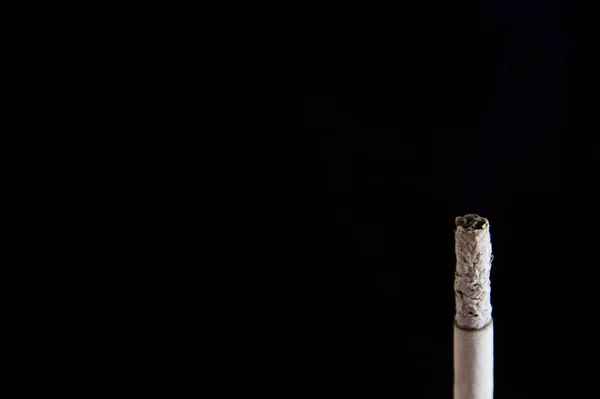 Fumar Cigarros Fundo Preto — Fotografia de Stock