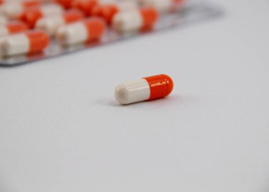 Beyaz arka plan kapsülünde tıpta