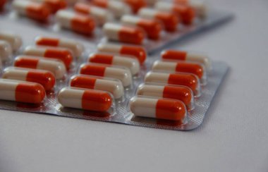 Beyaz arka plan kapsülünde tıpta