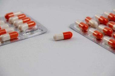 Beyaz arka plan kapsülünde tıpta