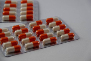 Beyaz arka plan kapsülünde tıpta