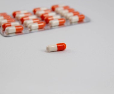 Beyaz arka plan kapsülünde tıpta