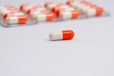 Beyaz arka plan kapsülünde tıpta