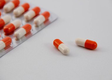 Beyaz arka plan kapsülünde tıpta