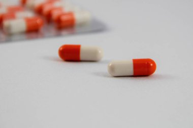 Beyaz arka plan kapsülünde tıpta