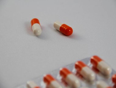 Beyaz arka plan kapsülünde tıpta