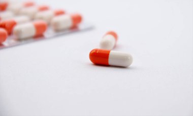 Beyaz arka plan kapsülünde tıpta