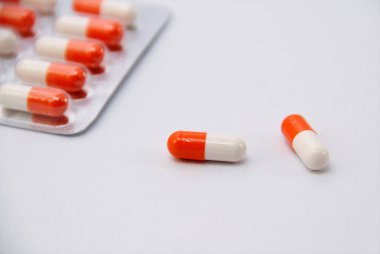 Beyaz arka plan kapsülünde tıpta