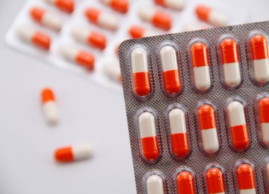 Beyaz arka plan kapsülünde tıpta