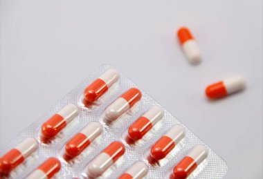 Beyaz arka plan kapsülünde tıpta