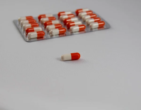 白い背景の上のカプセルの薬 — ストック写真
