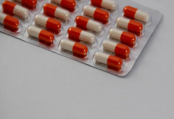 Beyaz arka plan kapsülünde tıpta