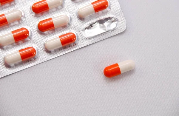 Beyaz arka plan kapsülünde tıpta