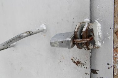 büyük metal eski kilit