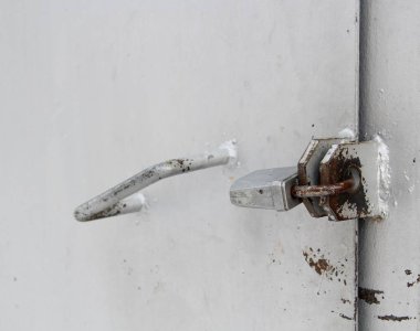 büyük metal eski kilit
