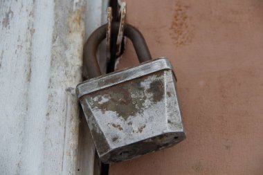 büyük metal eski kilit