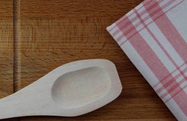 tahta kaşık kesme tahtası üzerinde