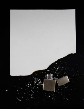 Siyah arkaplan üzerine beyaz kağıt